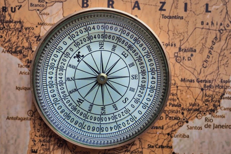 In questo contesto, la Balanced Scorecard si può inquadrare, non tanto come un mero strumento, ma come un vero e proprio approccio metodologico, un modello di gestione strategica, che aiuta le aziende a navigare nella complessità, a trasformare la strategia in azioni misurabili, orientando il cambiamento verso un miglioramento continuo.